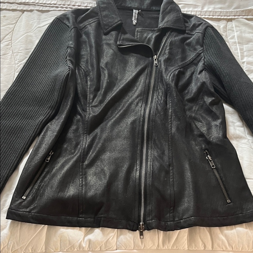 Monoreno Women's Black faux leather sweater jacket.  Size L